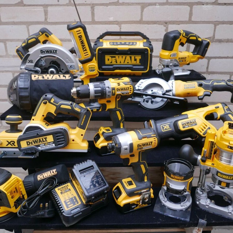 Unelte electrice și accesorii asortate DeWALT expuse. Unelte electrice și accesorii asortate DeWALT expuse.